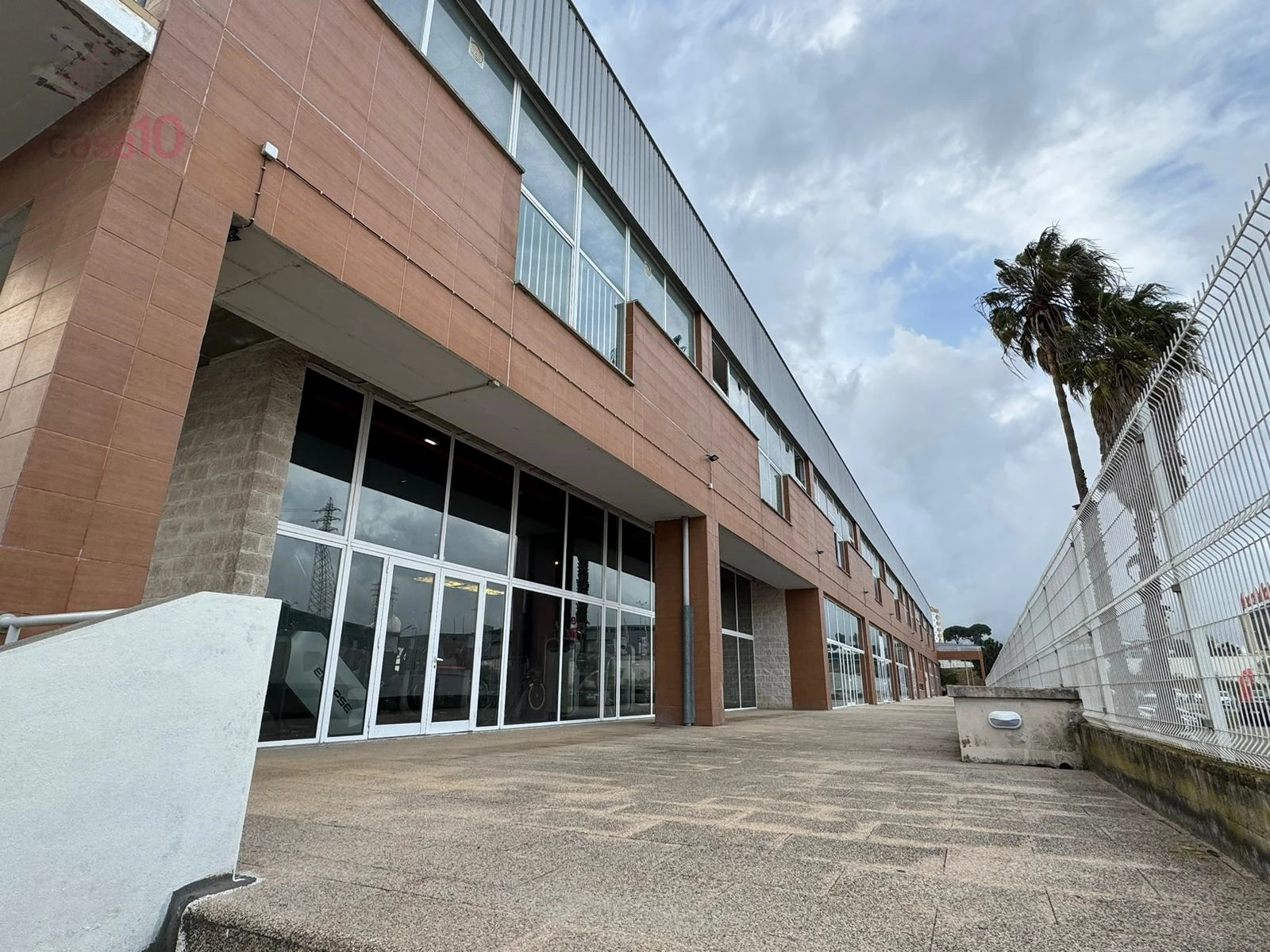 FRACTIONS FOR SALE IN A COMMERCIAL BUILDING WITH 3110M², IN SETÚBAL